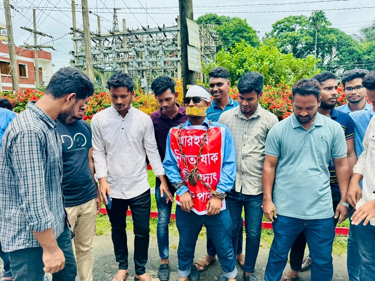 ফেনী পল্লী বিদ্যুৎ সমিতির কর্মকর্তা-কর্মচারীদের কর্মবিরতি পালন 